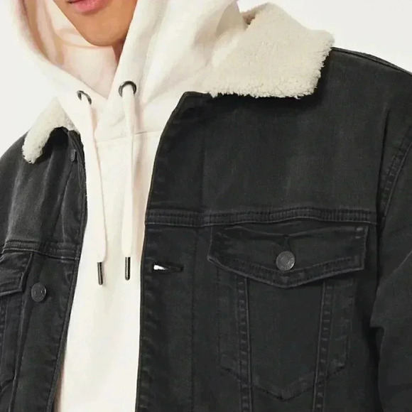 Hollister FAUX SHEARLING-LINED DENIM TRUCKER JACKET - Picture 4 of 6
